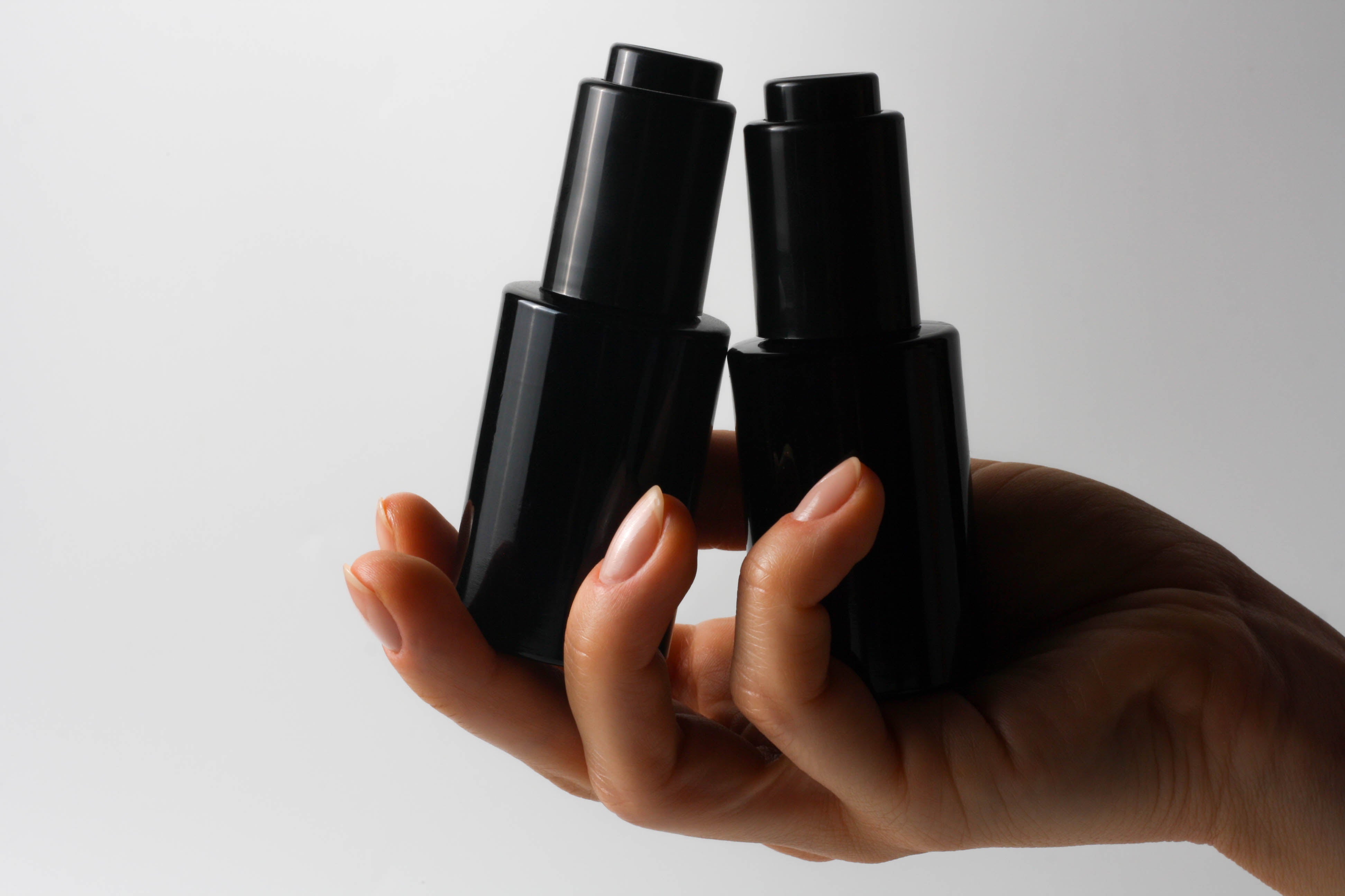 La Greenberry utilizam doar recipiente din sticla violet, biofotonica, pentru o protectie suplimentara a produselor cosmetice
