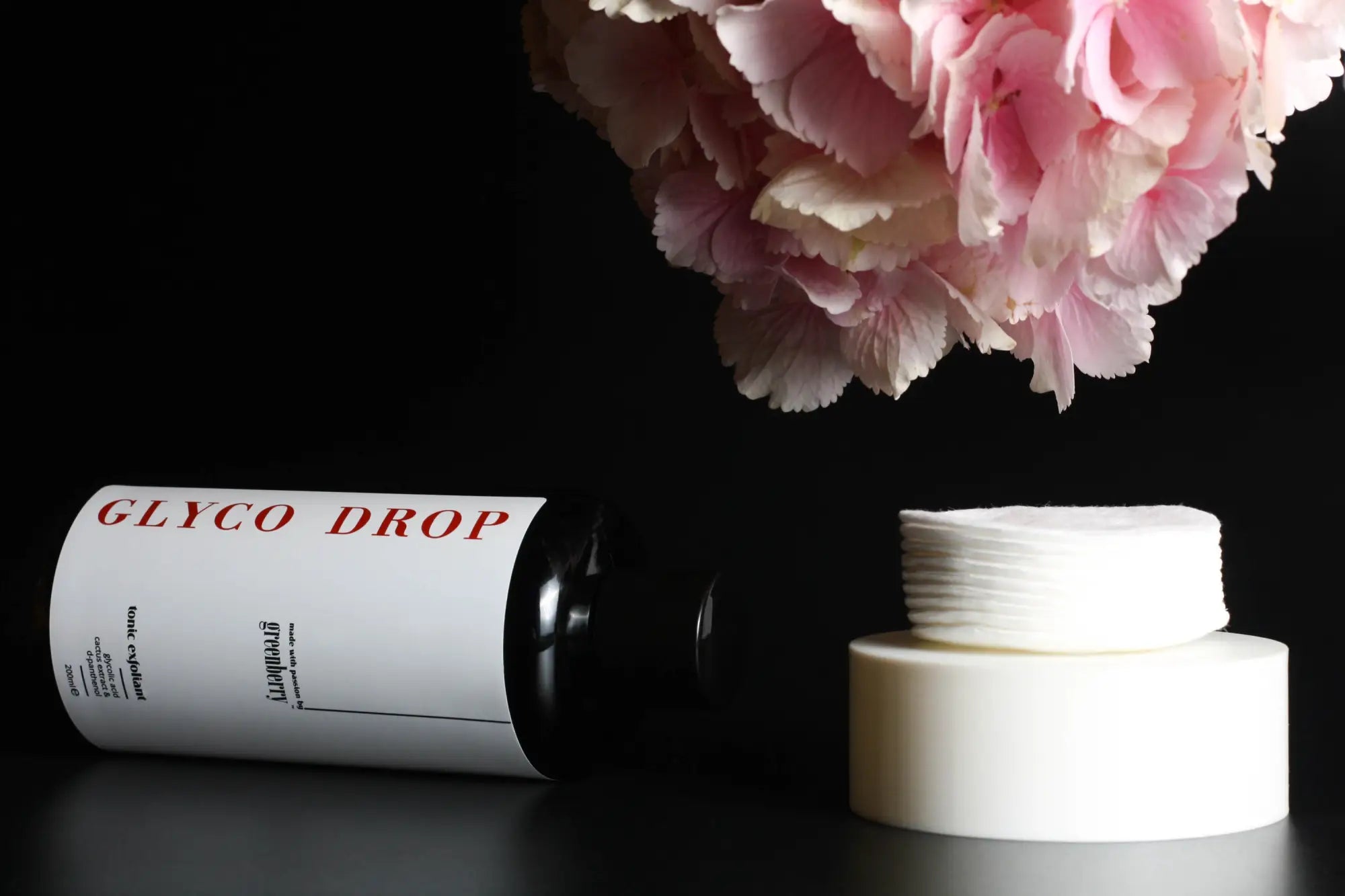 Exfoliant Glyco Drop pe fundal negru