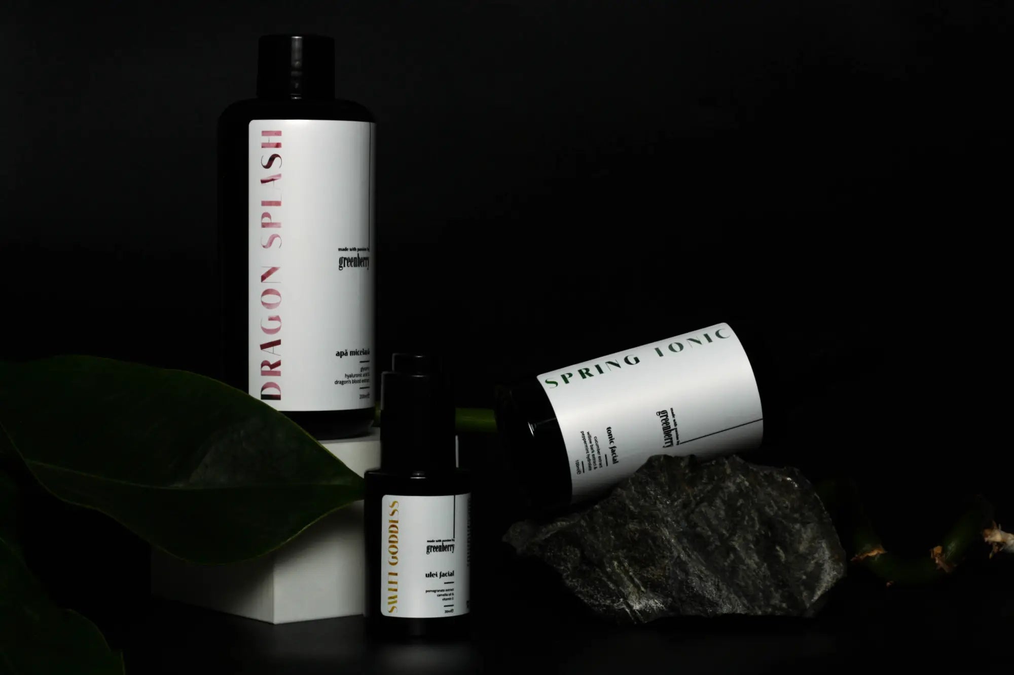 Produse cosmetice Greenberry pe fundal negru