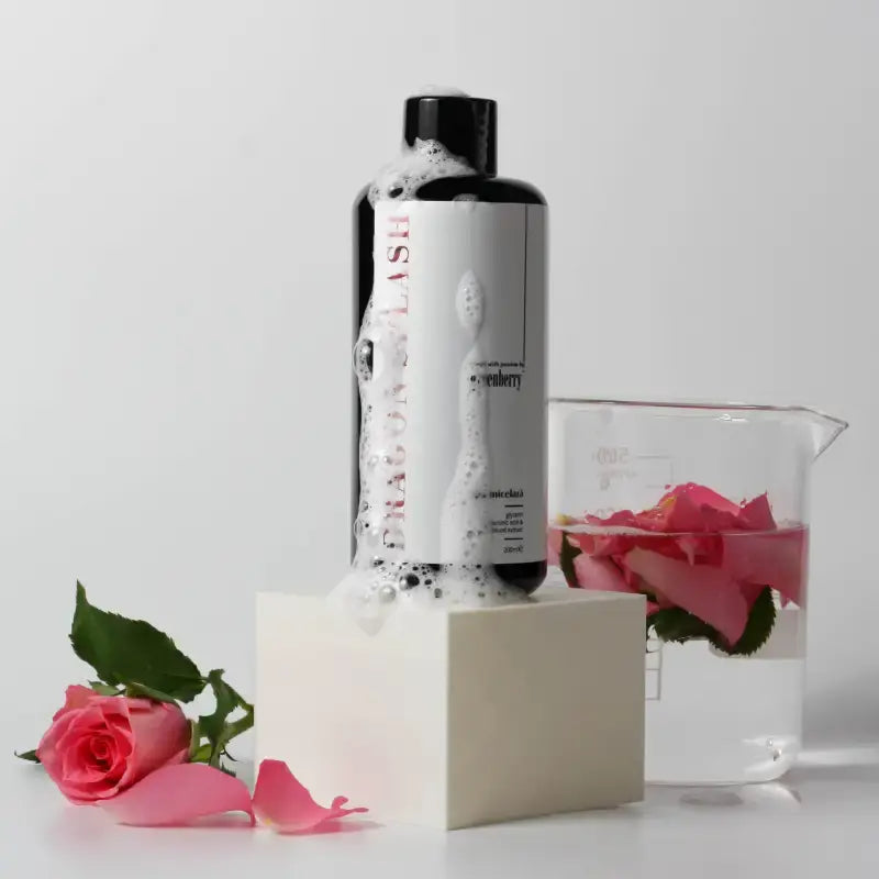 Apa micelara Dragon Splash cu spuma si trandafiri in decor de laborator