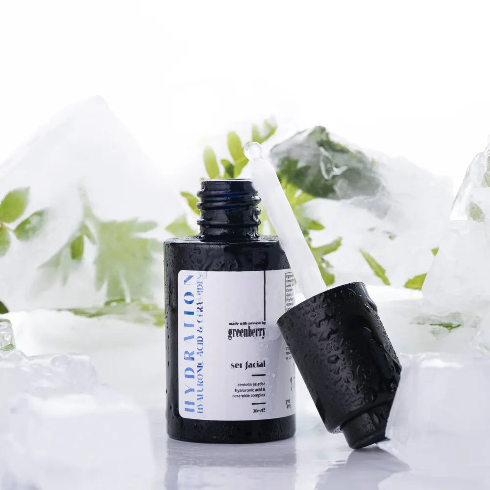 Ser Hydration Greenberry printre cuburi de gheata si plante pentru efect racoritor