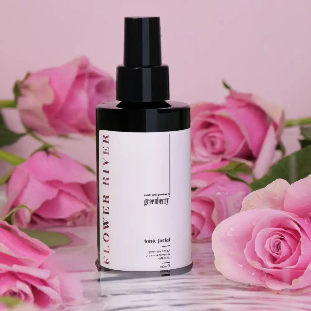 Tonic facial Flower River inconjurat de trandafiri roz proaspeti